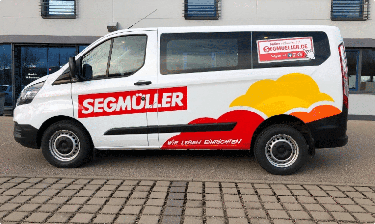 Werbebeschrifteter Firmenwagen von Segmüller