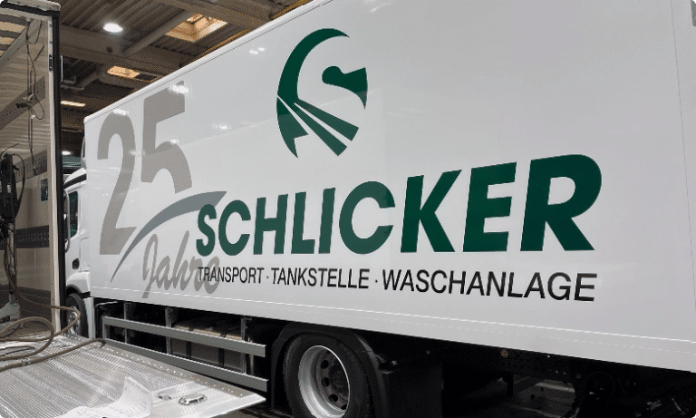 LKW-Beschriftung mit Firmenlogo und Werbetext von Schlicker